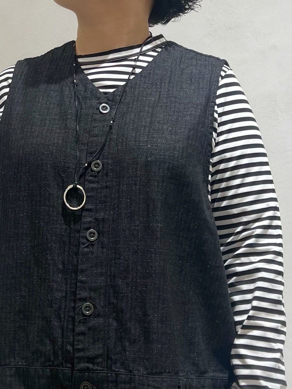 ブラック系のTシャツ/カットソー、ブラック系のつなぎ/オールインワンを着用したレディースの冬コーディネートの8枚目の写真