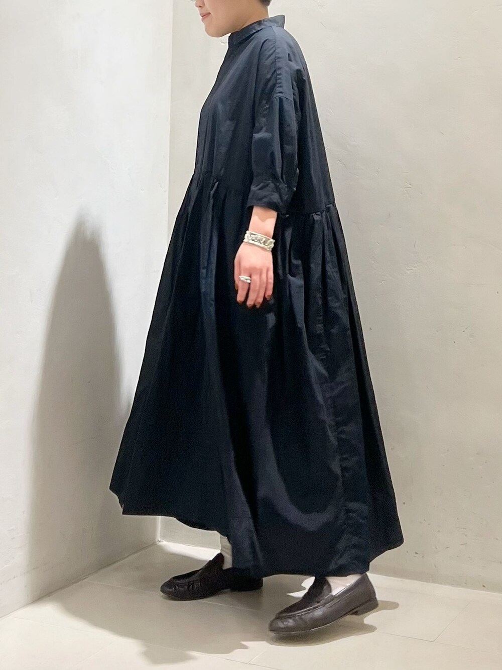 ホワイト系のソックス/靴下を着用したレディースの春コーディネートの2枚目の写真