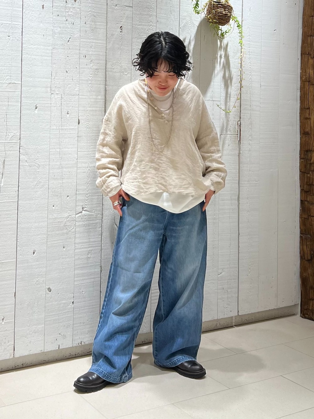 ブルー系のデニムパンツ、ホワイト系のシャツ/ブラウス、ホワイト系のTシャツ/カットソーを着用したレディースの夏コーディネートの3枚目の写真