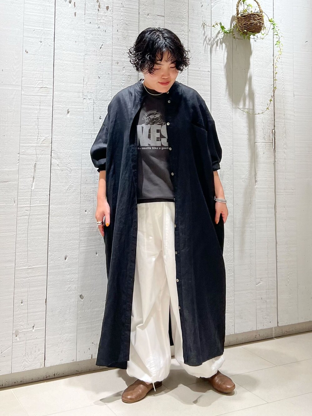 ホワイト系のその他パンツ、ブラック系のワンピース、グレー系のTシャツ/カットソーを着用したレディースの夏コーディネートの3枚目の写真