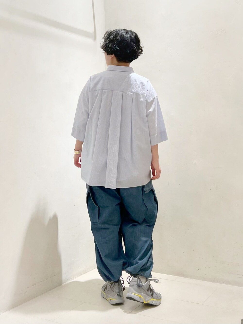 ブラウン系のテーラードジャケット、ブルー系のシャツ/ブラウス、ホワイト系のTシャツ/カットソーを着用したレディースの春コーディネートの6枚目の写真