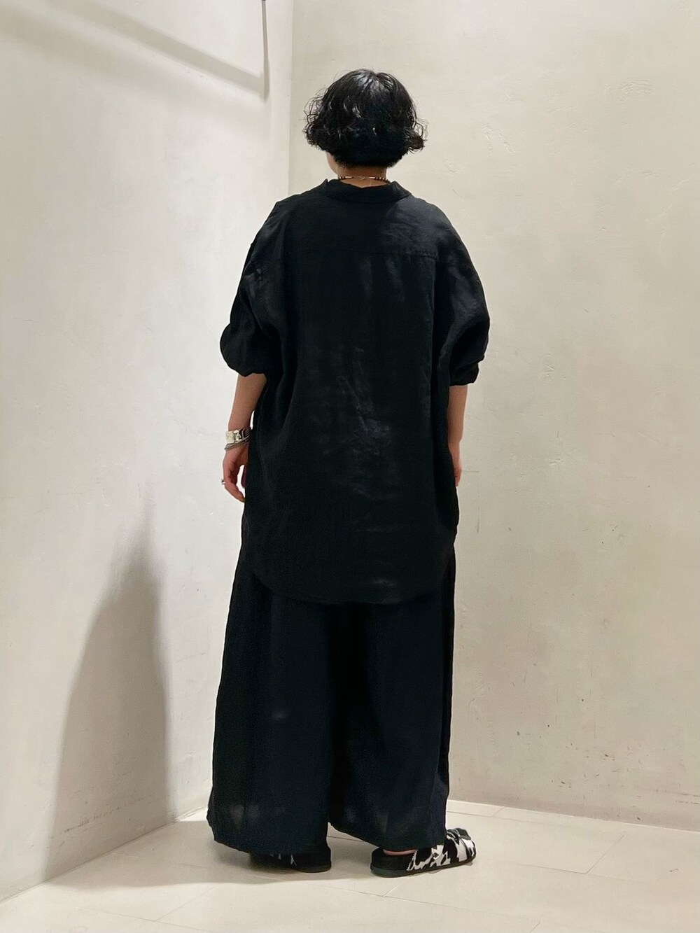 ブラック系のその他パンツ、ブラック系のシャツ/ブラウスを着用したレディースの春コーディネートの5枚目の写真