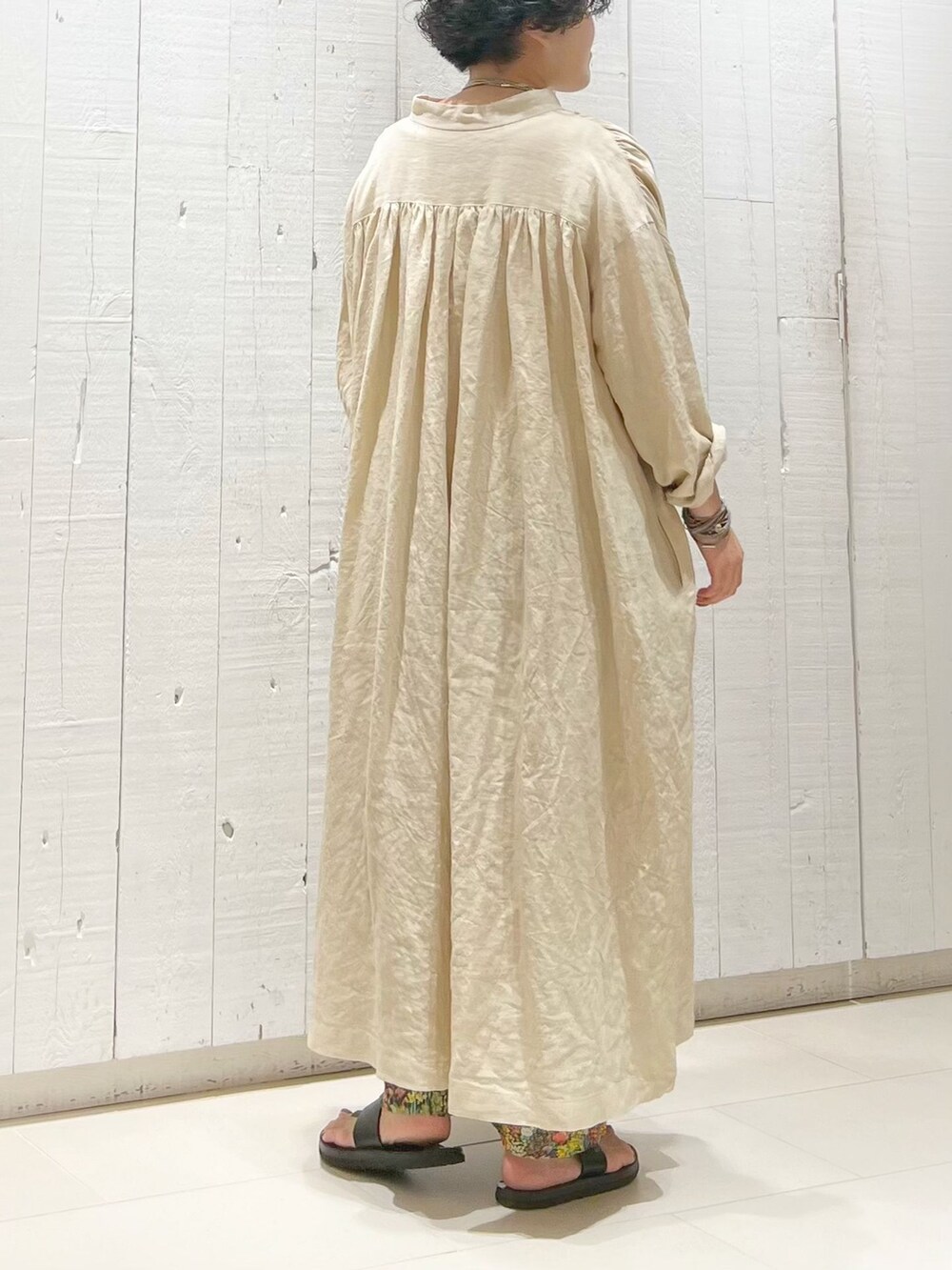グリーン系のその他パンツ、ベージュ系のワンピース、ホワイト系のTシャツ/カットソーを着用したレディースの夏コーディネートの4枚目の写真