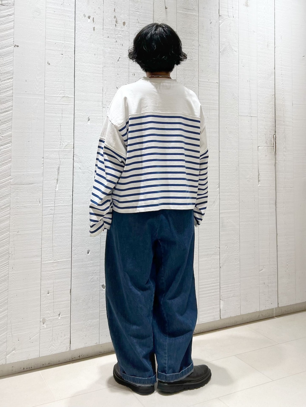 ブルー系のデニムパンツ、ブルー系のTシャツ/カットソーを着用したレディースの秋コーディネートの2枚目の写真
