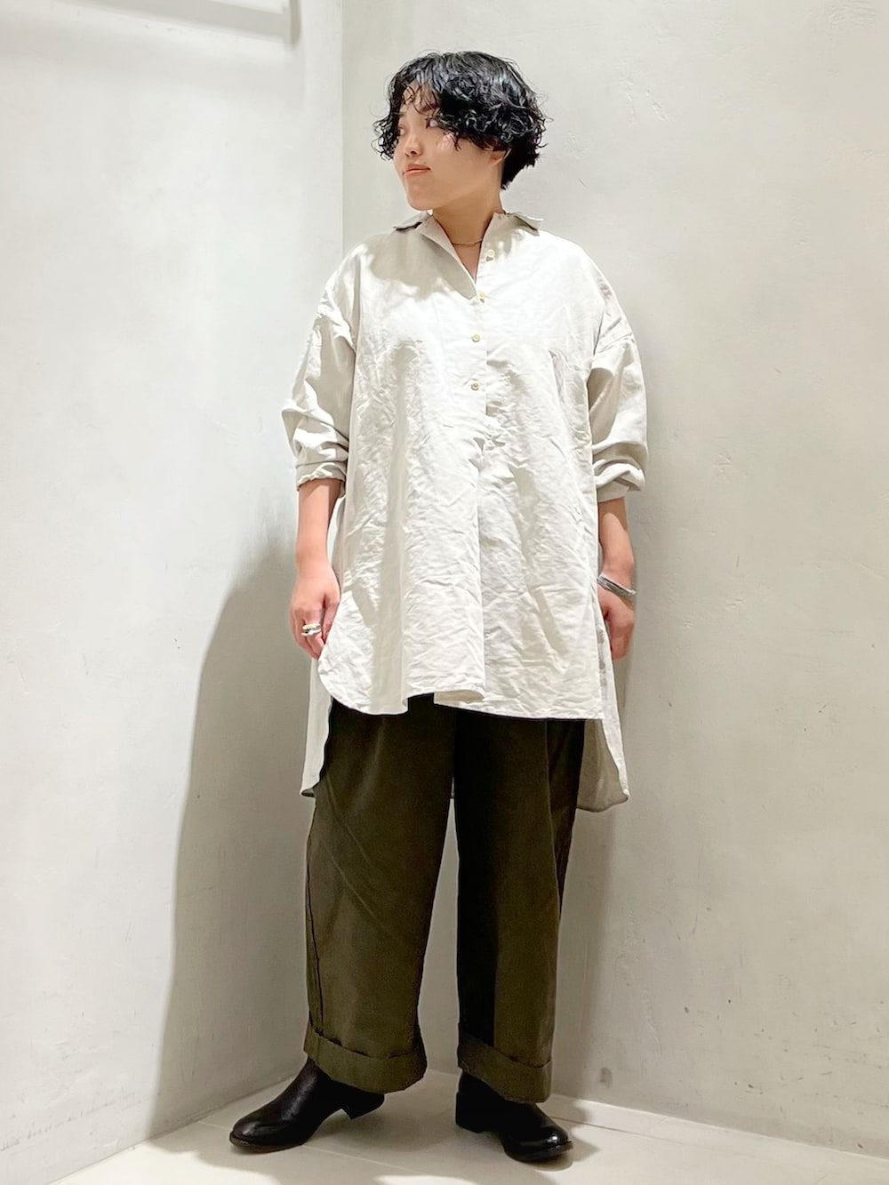 グリーン系のその他パンツ、ホワイト系のシャツ/ブラウスを着用したレディースの夏コーディネートの3枚目の写真