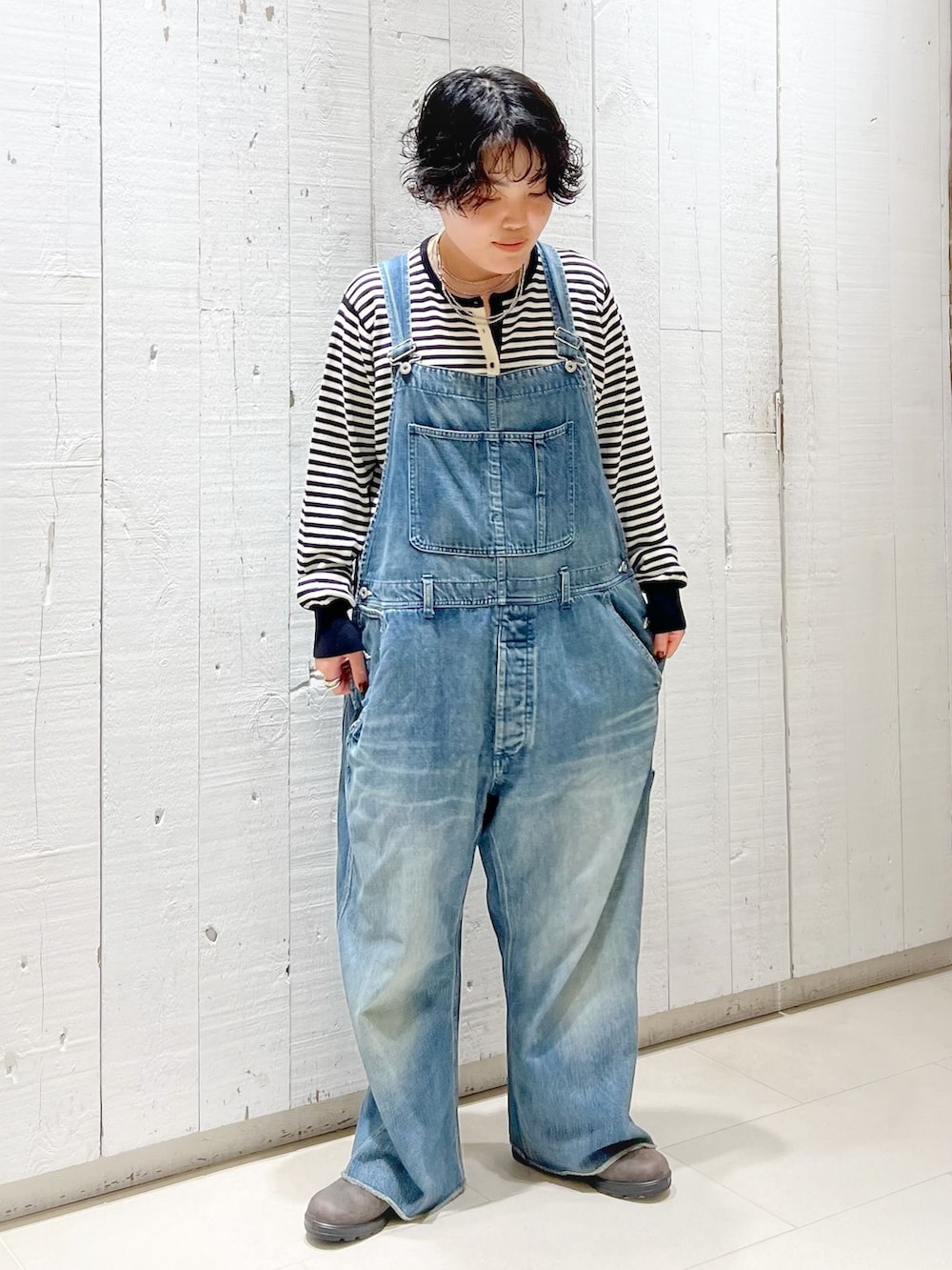 ブルー系のサロペット/オーバーオールを着用したレディースの夏コーディネートの3枚目の写真