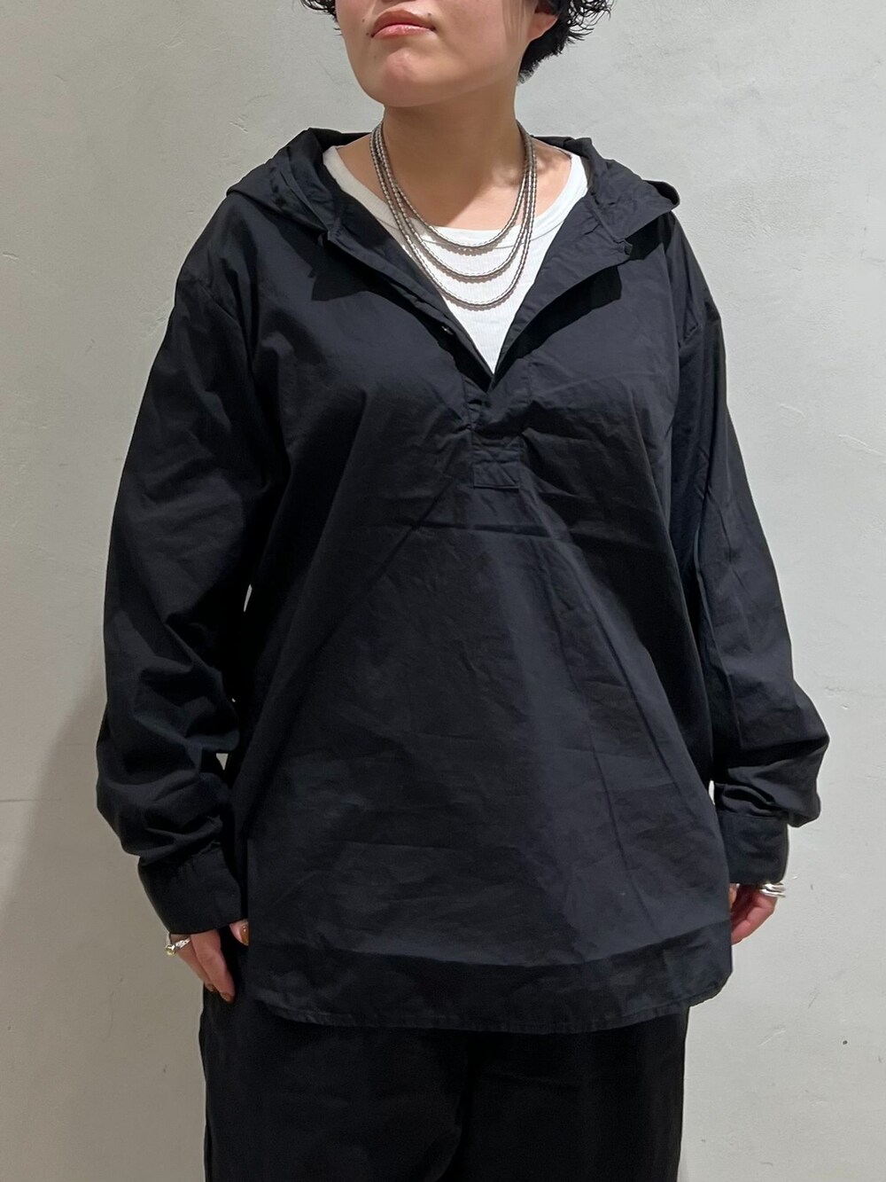 ブラック系のその他パンツ、ブラック系のシャツ/ブラウス、ホワイト系のTシャツ/カットソーを着用したレディースの春コーディネートの7枚目の写真