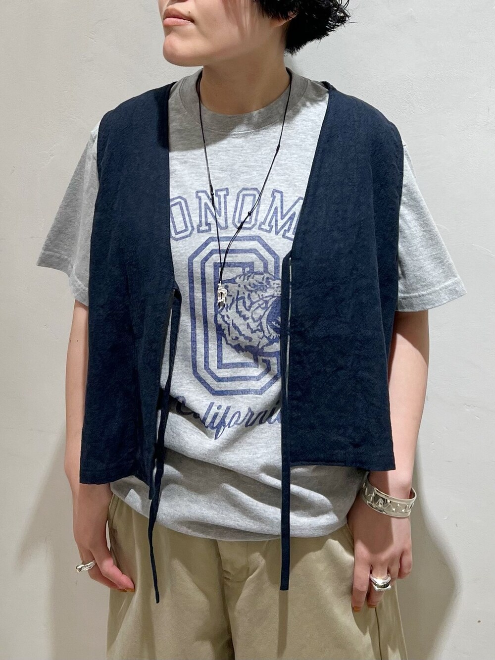 ブルー系のその他アウター、ベージュ系のチノパンツ、グレー系のTシャツ/カットソーを着用したレディースの春コーディネートの7枚目の写真
