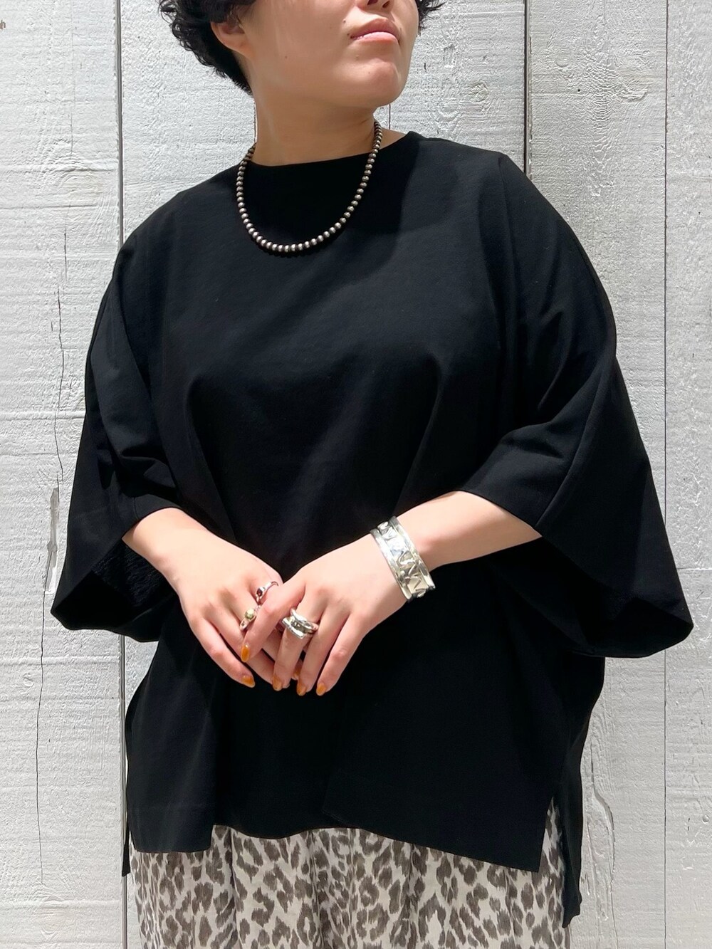 ブラウン系のその他パンツ、ブラック系のTシャツ/カットソーを着用したレディースの春コーディネートの5枚目の写真