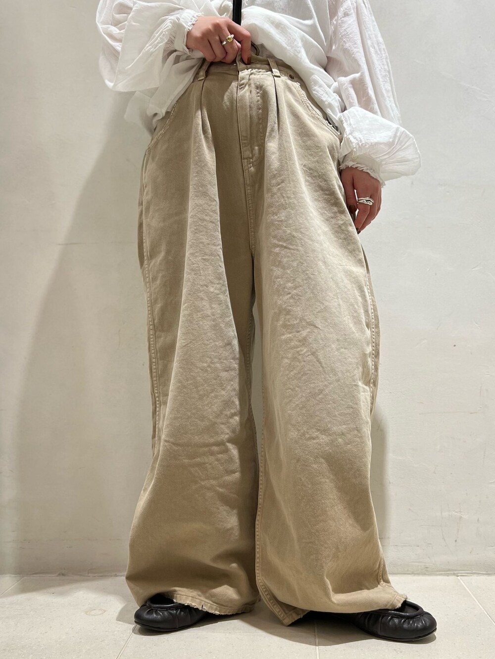 ベージュ系のその他パンツ、ホワイト系のシャツ/ブラウス、ホワイト系のタンクトップを着用したレディースの春コーディネートの8枚目の写真