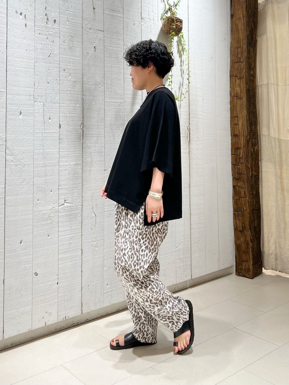 ブラウン系のその他パンツ、ブラック系のTシャツ/カットソーを着用したレディースの春コーディネートの2枚目の写真