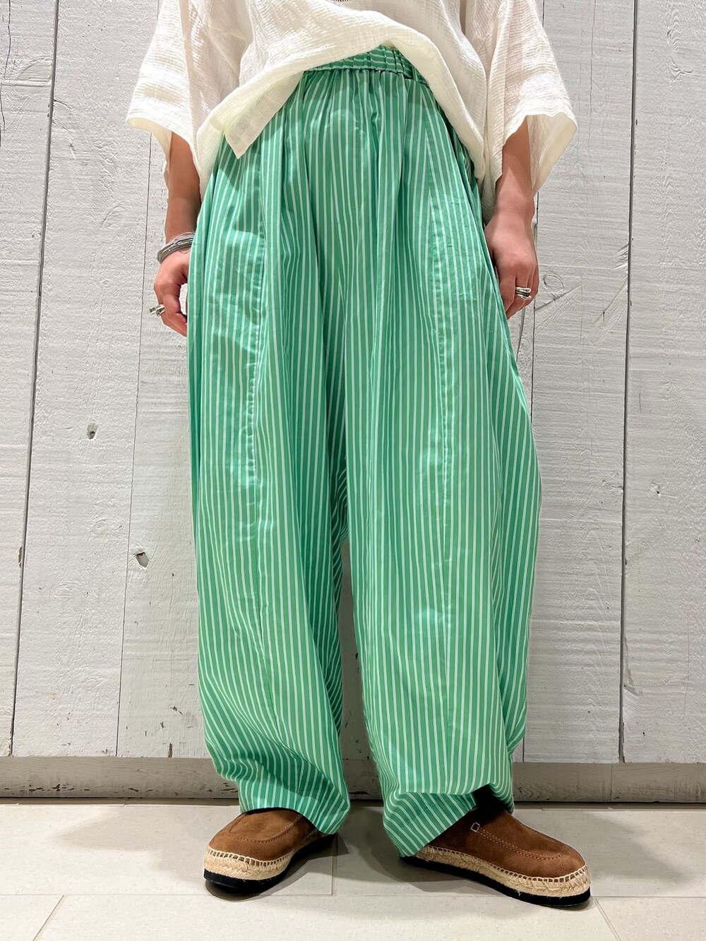 グリーン系のその他パンツ、ホワイト系のシャツ/ブラウス、ホワイト系のTシャツ/カットソーを着用したレディースの夏コーディネートの6枚目の写真