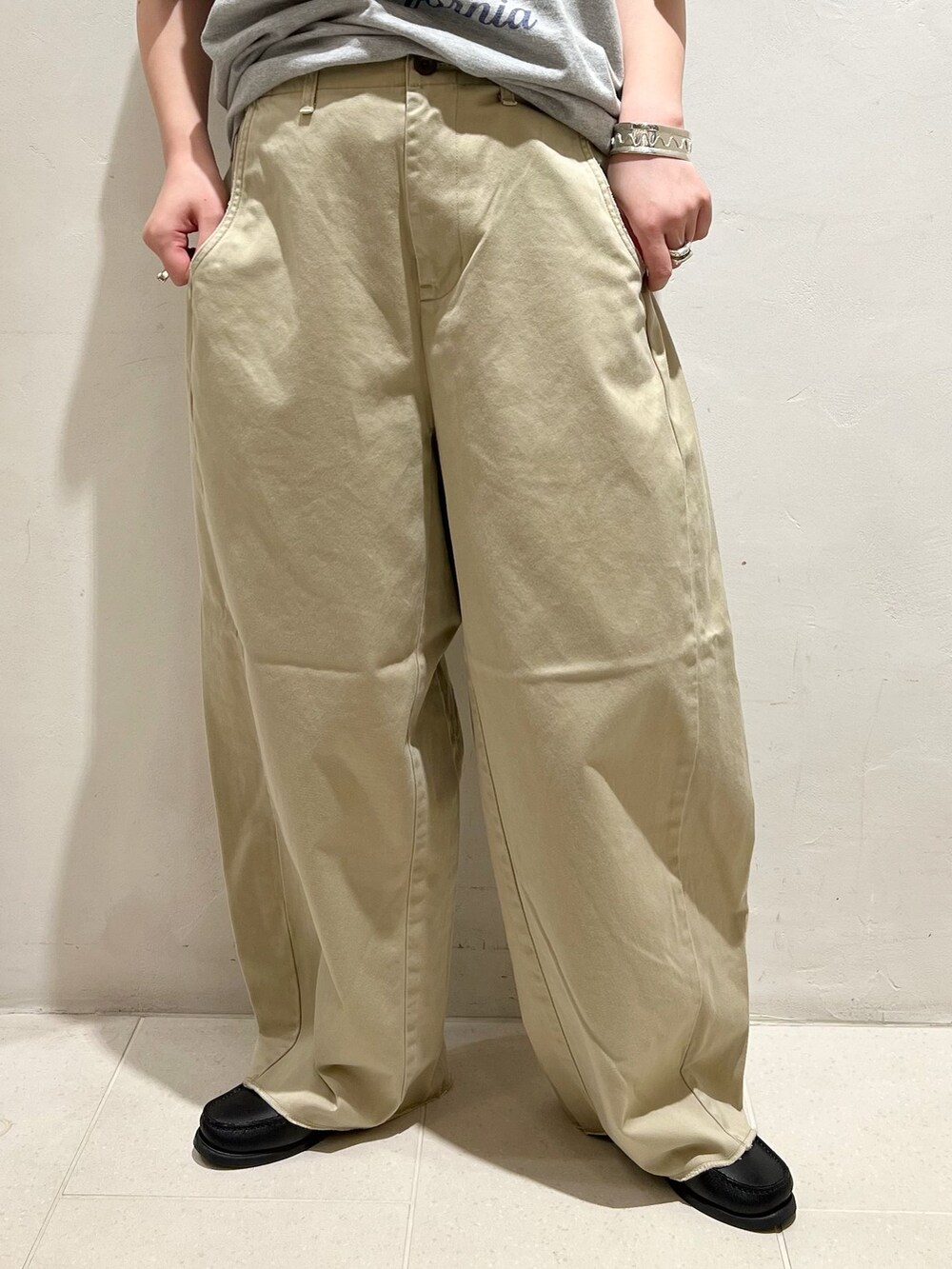 ブルー系のその他アウター、ベージュ系のチノパンツ、グレー系のTシャツ/カットソーを着用したレディースの春コーディネートの8枚目の写真