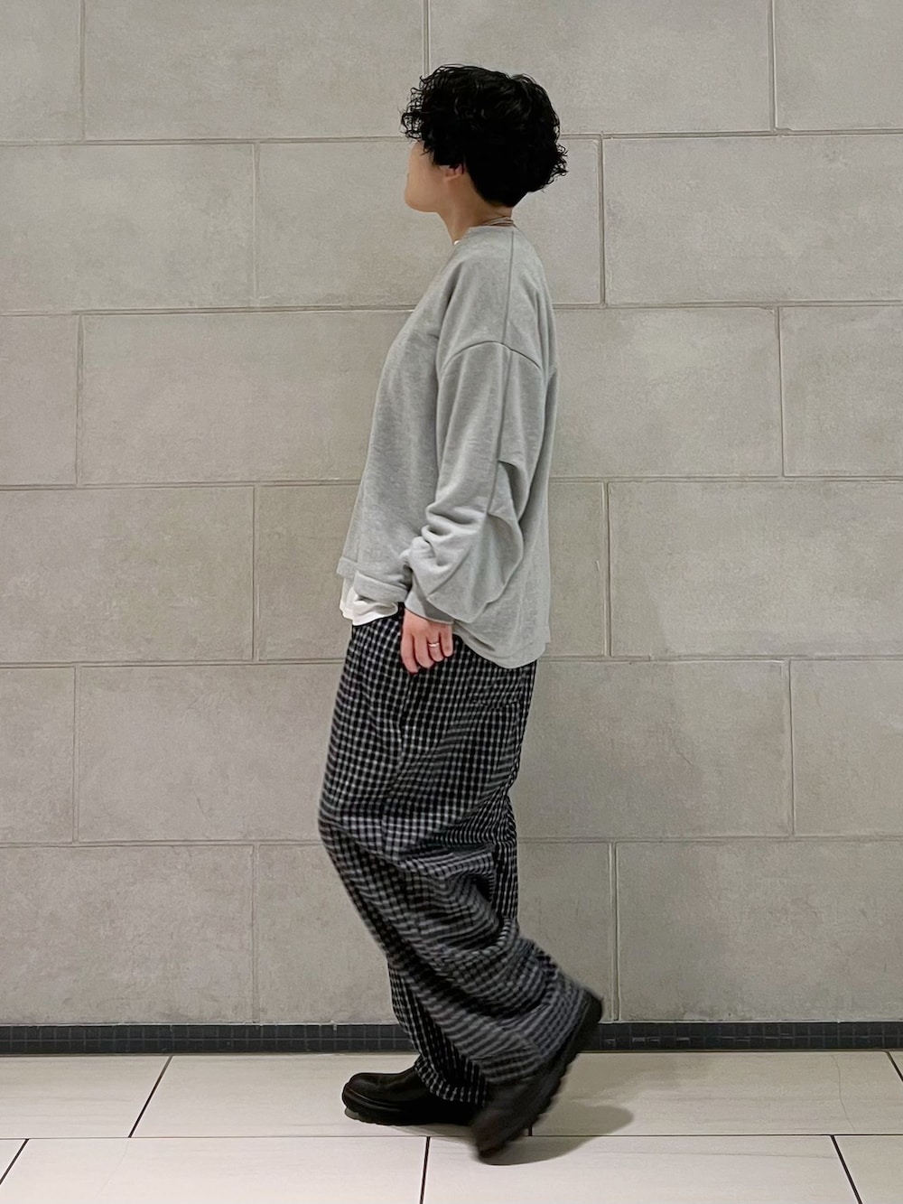 ブラック系のその他パンツ、グレー系のスウェット、ホワイト系のTシャツ/カットソーを着用したレディースの秋コーディネートの4枚目の写真