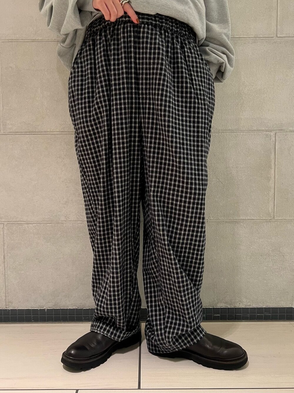 ブラック系のその他パンツ、グレー系のスウェット、ホワイト系のTシャツ/カットソーを着用したレディースの秋コーディネートの7枚目の写真
