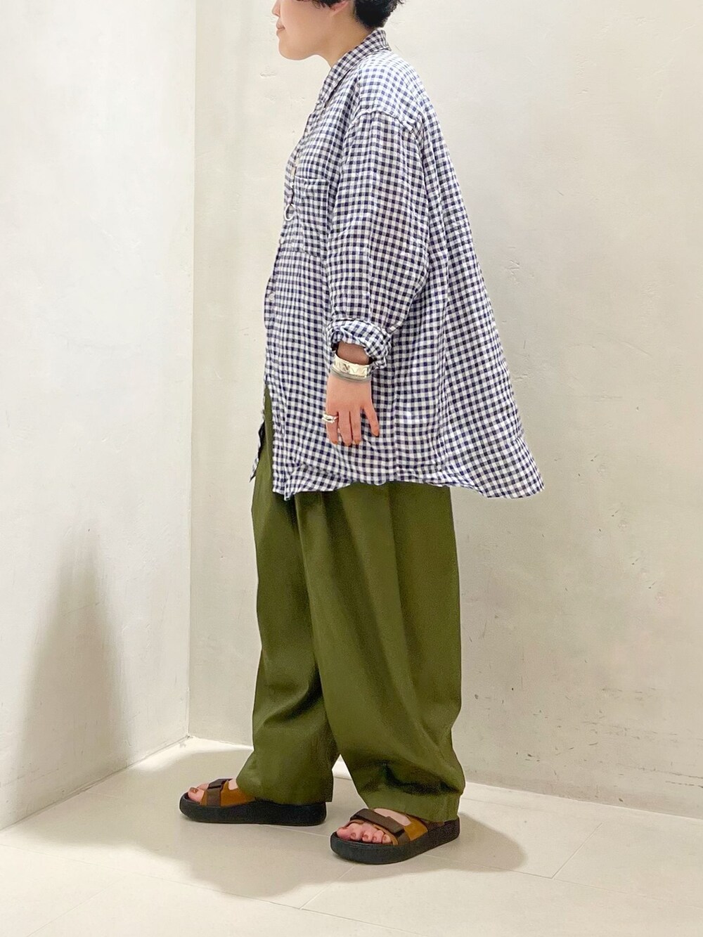 グリーン系のその他パンツ、ブルー系のシャツ/ブラウスを着用したレディースの春コーディネートの4枚目の写真