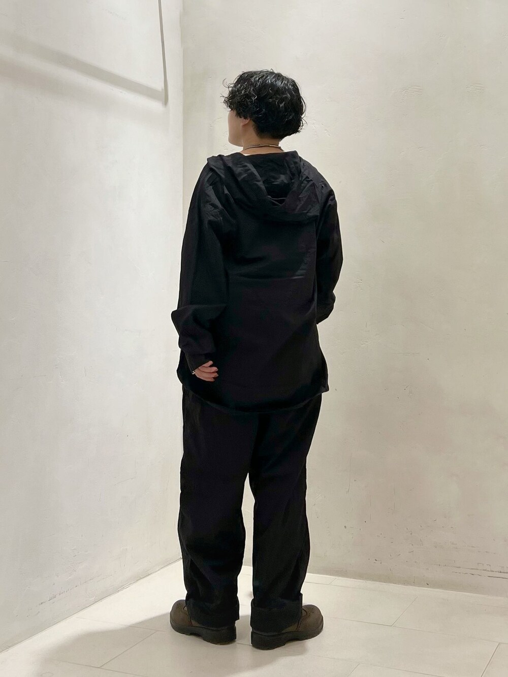 ブラック系のその他パンツ、ブラック系のシャツ/ブラウス、ホワイト系のTシャツ/カットソーを着用したレディースの春コーディネートの4枚目の写真