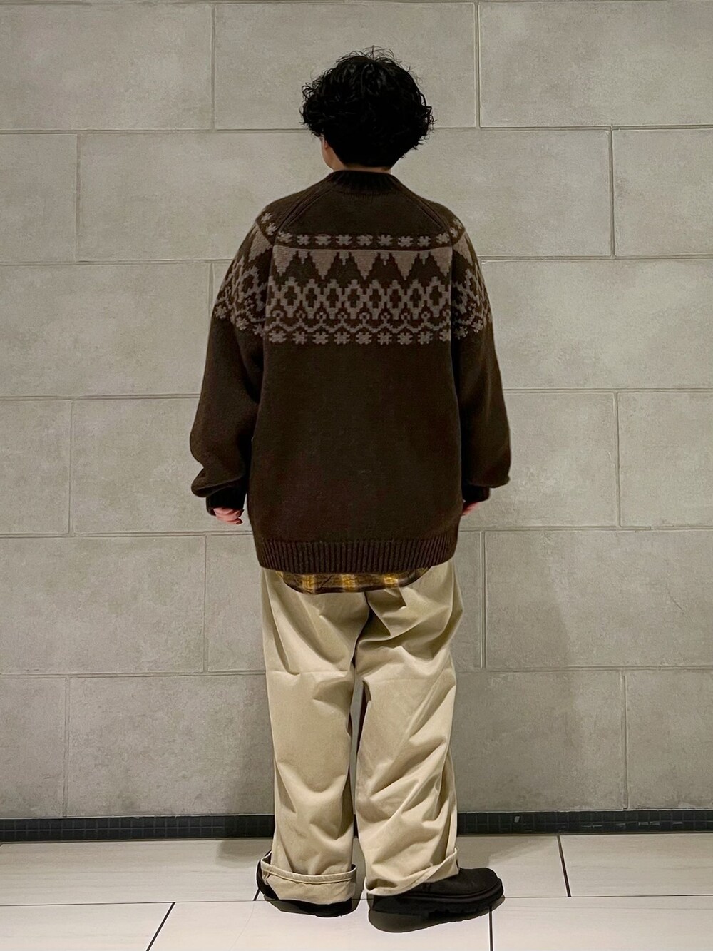 ベージュ系のチノパンツを着用したレディースの秋コーディネートの5枚目の写真