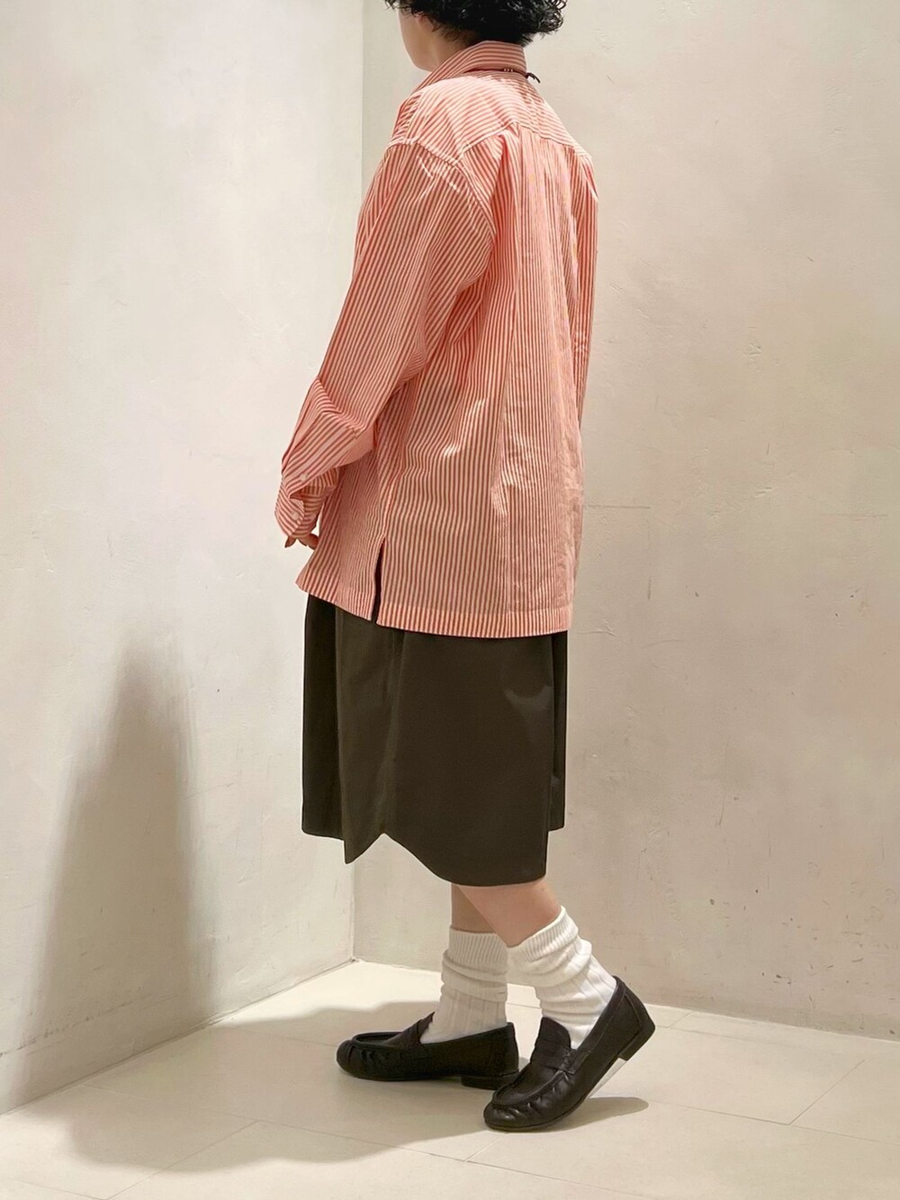 グリーン系のその他パンツ、オレンジ系のシャツ/ブラウス、ホワイト系のソックス/靴下を着用したレディースの冬コーディネートの2枚目の写真