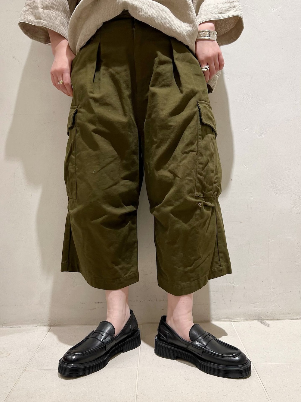 グリーン系のカーゴパンツ、ホワイト系のTシャツ/カットソーを着用したレディースの春コーディネートの5枚目の写真