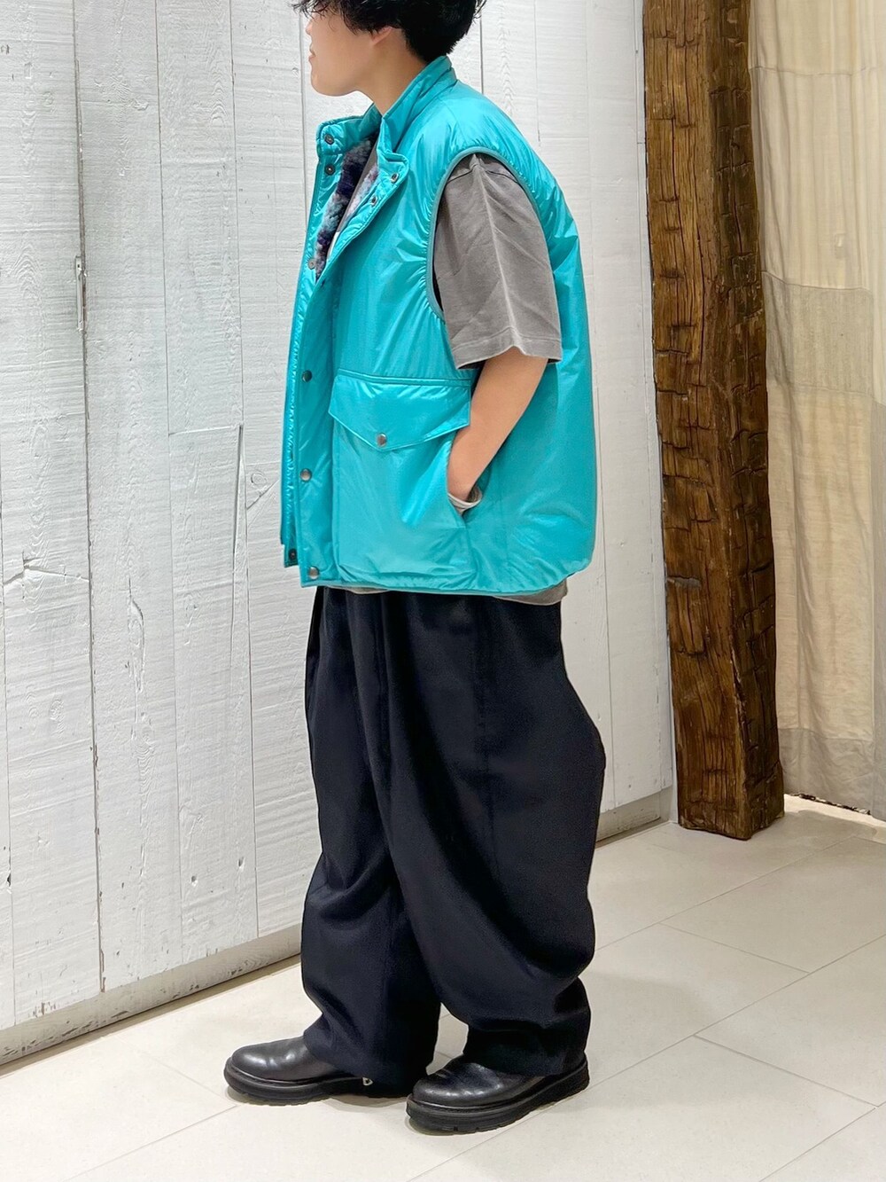 ブラック系のその他パンツを着用したレディースの夏コーディネートの5枚目の写真