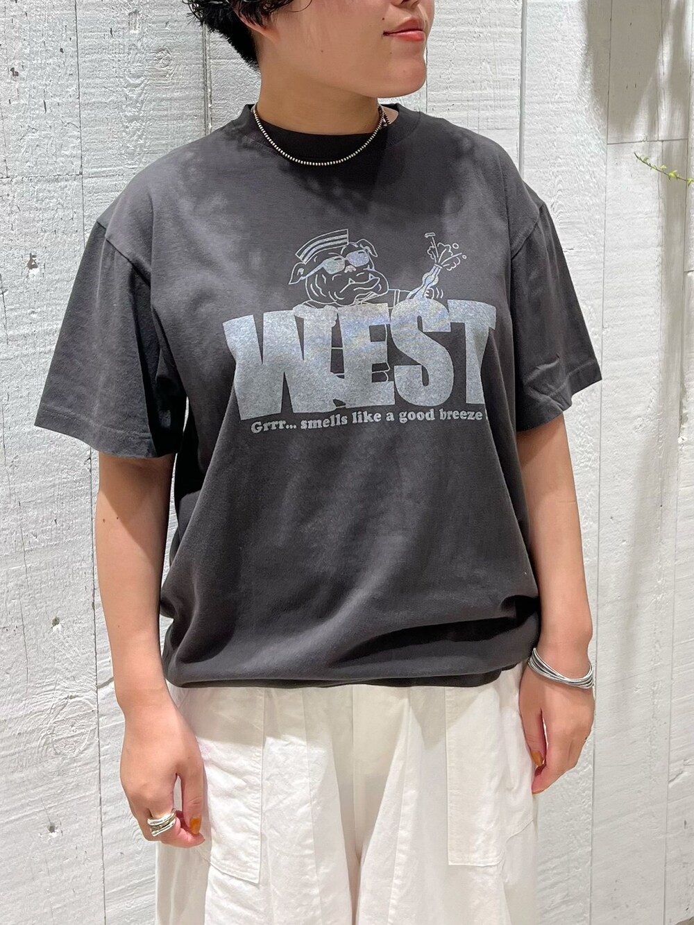 ホワイト系のその他パンツ、ブラック系のワンピース、グレー系のTシャツ/カットソーを着用したレディースの夏コーディネートの6枚目の写真