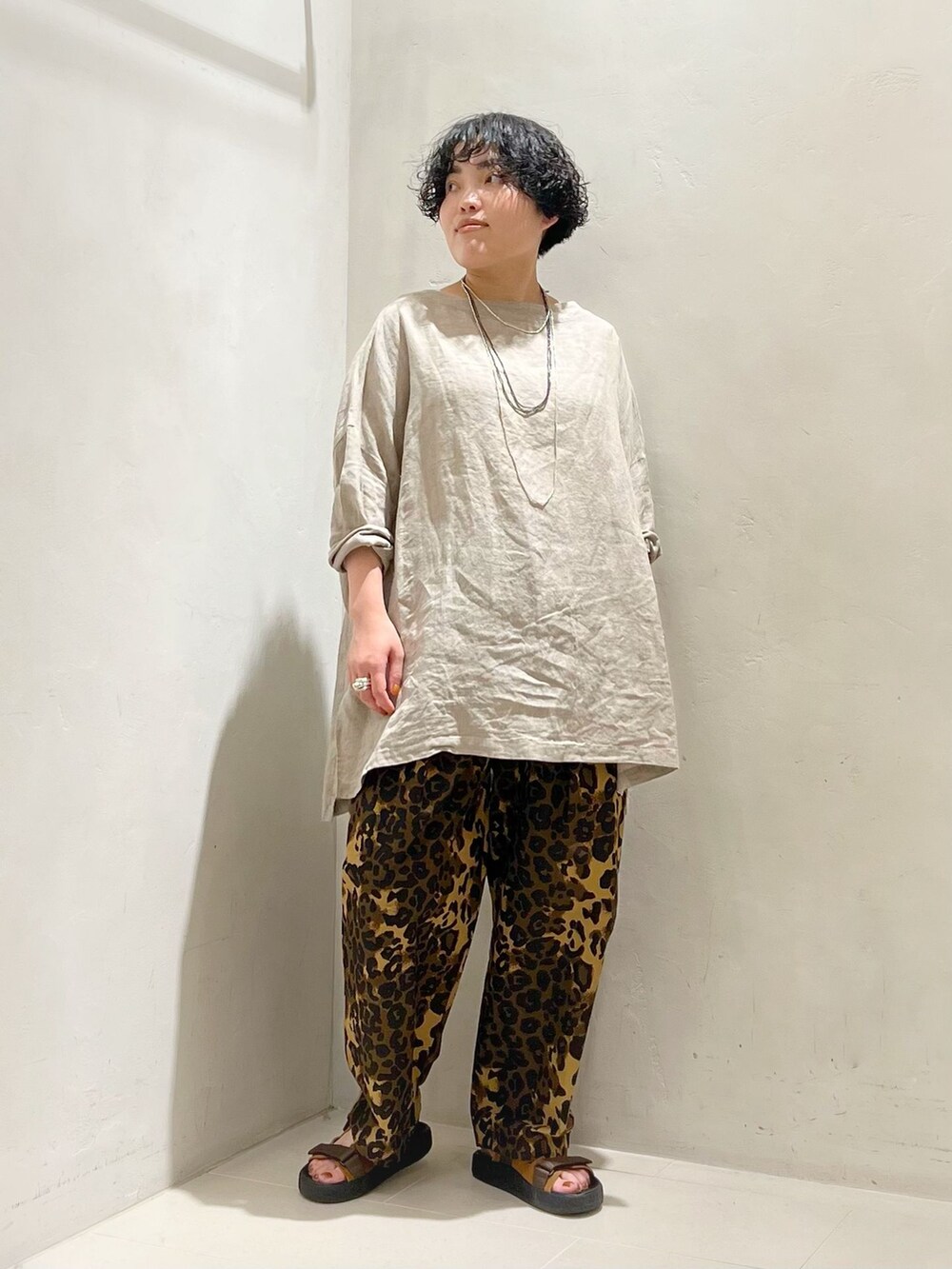 ブラウン系のその他パンツ、ベージュ系のシャツ/ブラウスを着用したレディースの春コーディネートの3枚目の写真