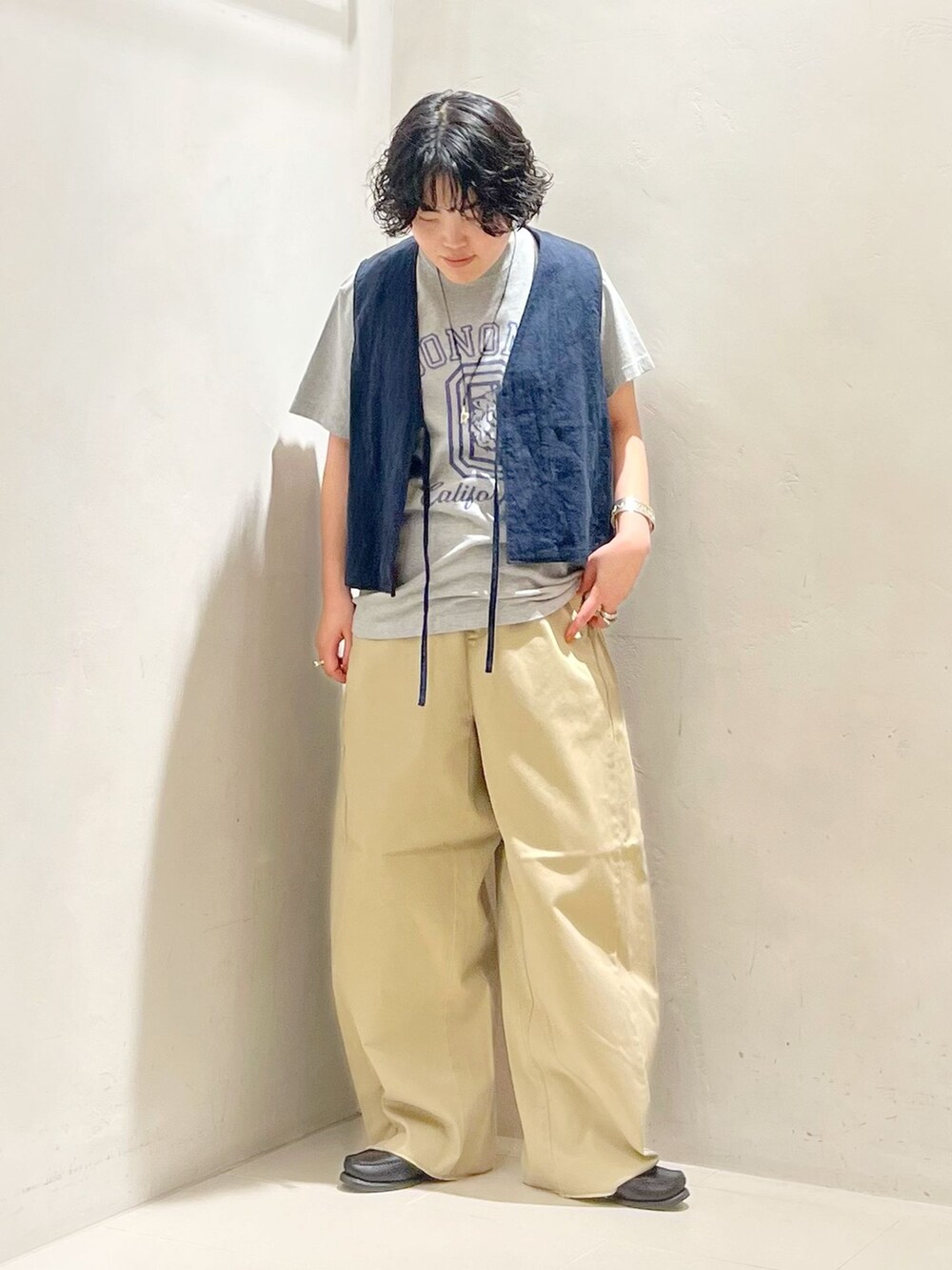 ブルー系のその他アウター、ベージュ系のチノパンツ、グレー系のTシャツ/カットソーを着用したレディースの春コーディネートの3枚目の写真