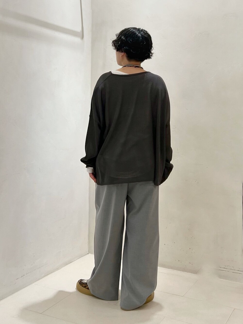 ホワイト系のTシャツ/カットソー、グレー系のニット/セーターを着用したレディースの春コーディネートの5枚目の写真