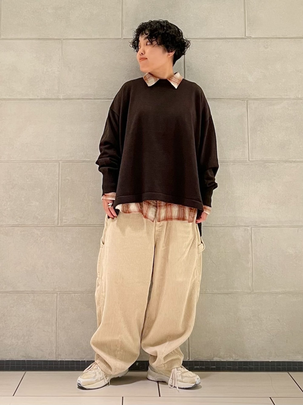 ホワイト系のその他パンツ、ベージュ系のシャツ/ブラウスを着用したレディースの秋コーディネートの2枚目の写真