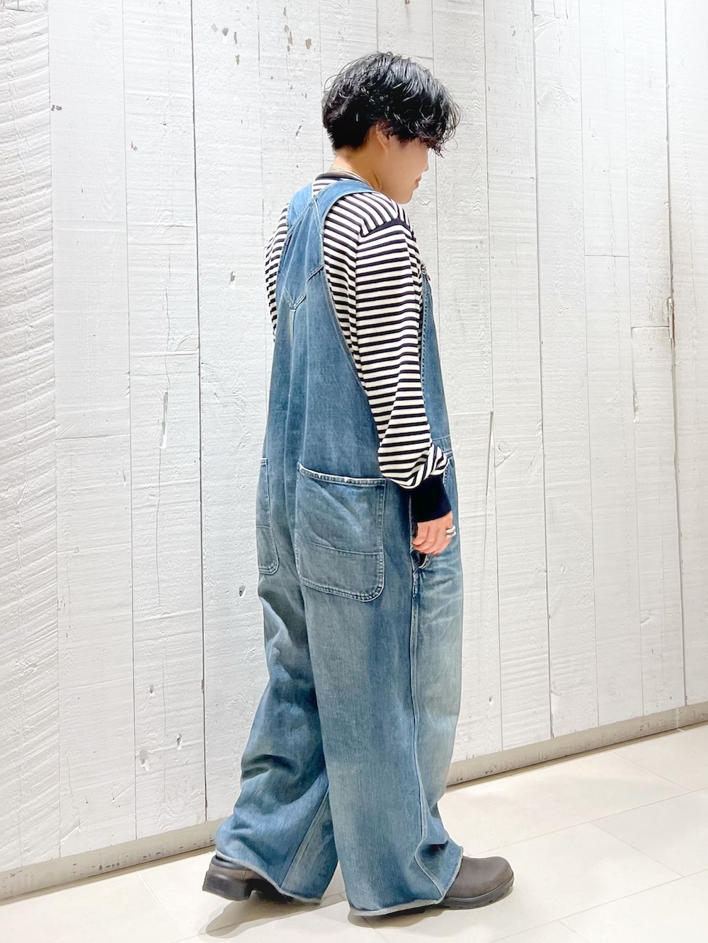 ブルー系のサロペット/オーバーオールを着用したレディースの夏コーディネートの2枚目の写真