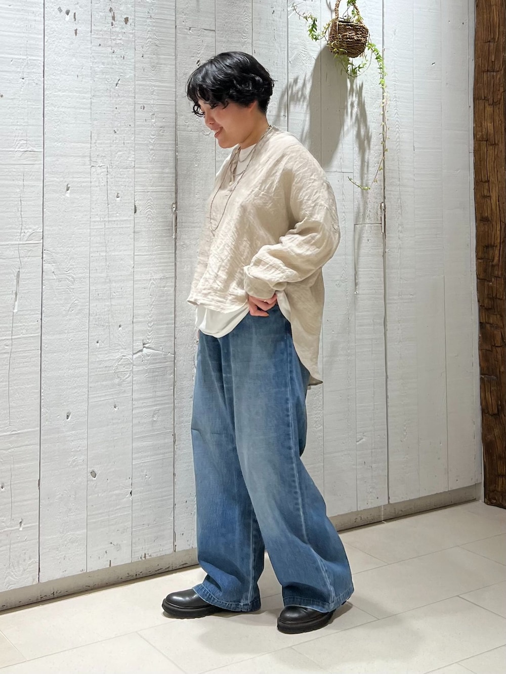 ブルー系のデニムパンツ、ホワイト系のシャツ/ブラウス、ホワイト系のTシャツ/カットソーを着用したレディースの夏コーディネートの4枚目の写真