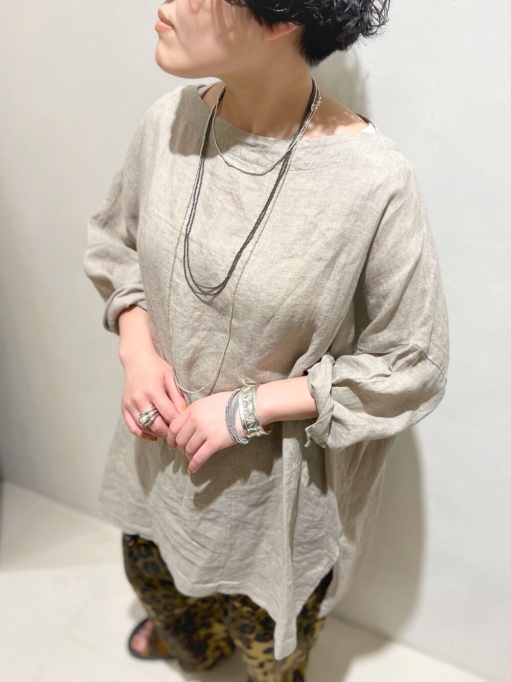 ブラウン系のその他パンツ、ベージュ系のシャツ/ブラウスを着用したレディースの春コーディネートの5枚目の写真