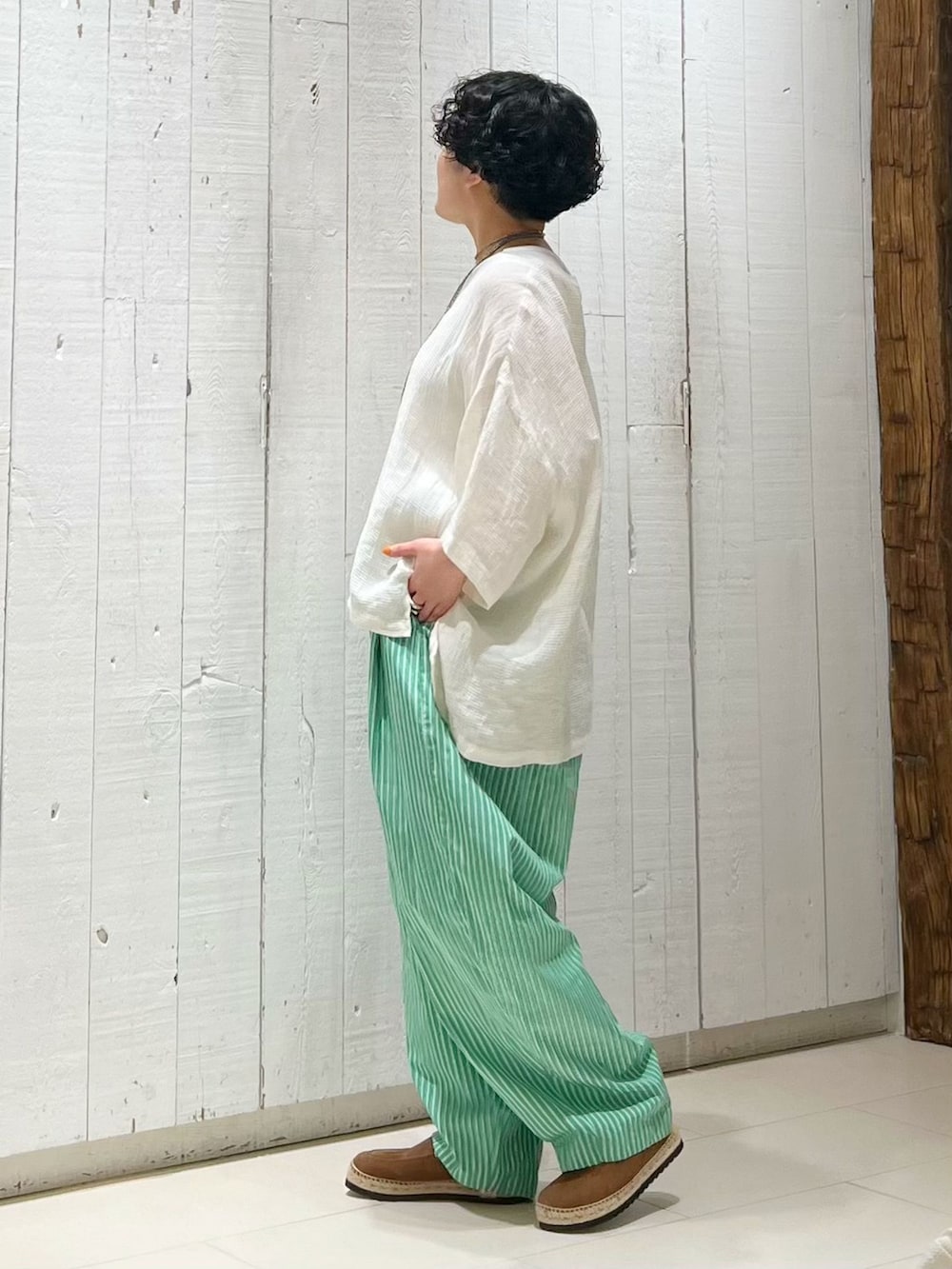 グリーン系のその他パンツ、ホワイト系のシャツ/ブラウス、ホワイト系のTシャツ/カットソーを着用したレディースの夏コーディネートの3枚目の写真