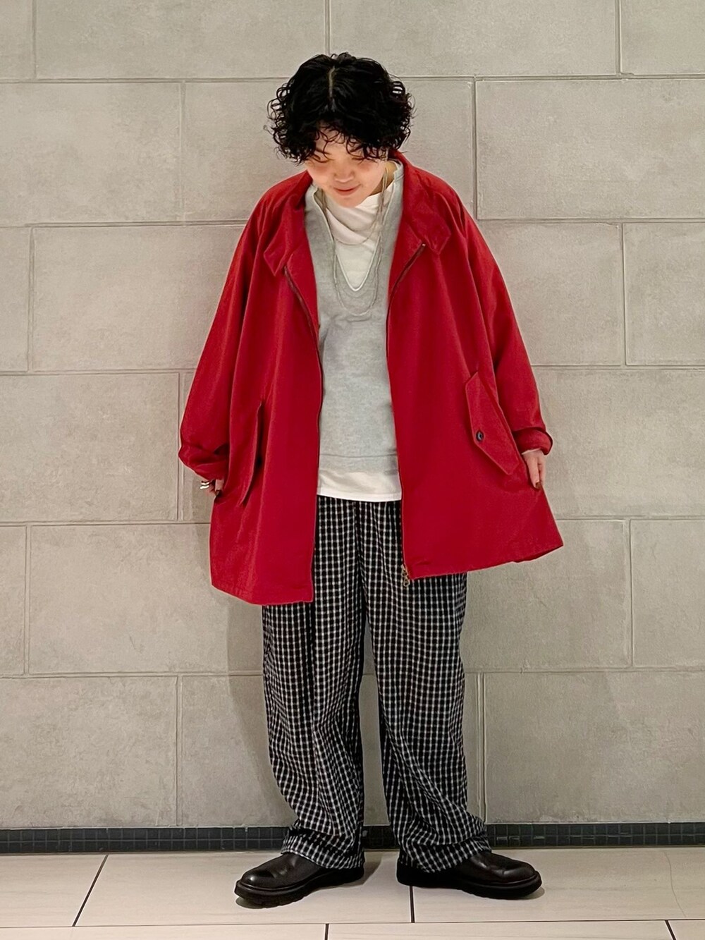 ブラック系のその他パンツ、グレー系のスウェット、ホワイト系のTシャツ/カットソーを着用したレディースの秋コーディネートの5枚目の写真