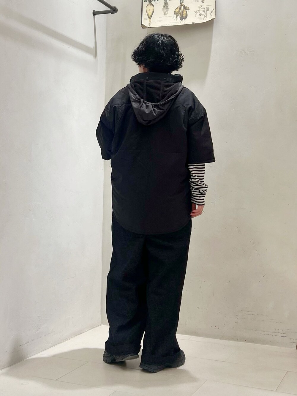 ブラック系のTシャツ/カットソー、ブラック系のつなぎ/オールインワンを着用したレディースの冬コーディネートの6枚目の写真