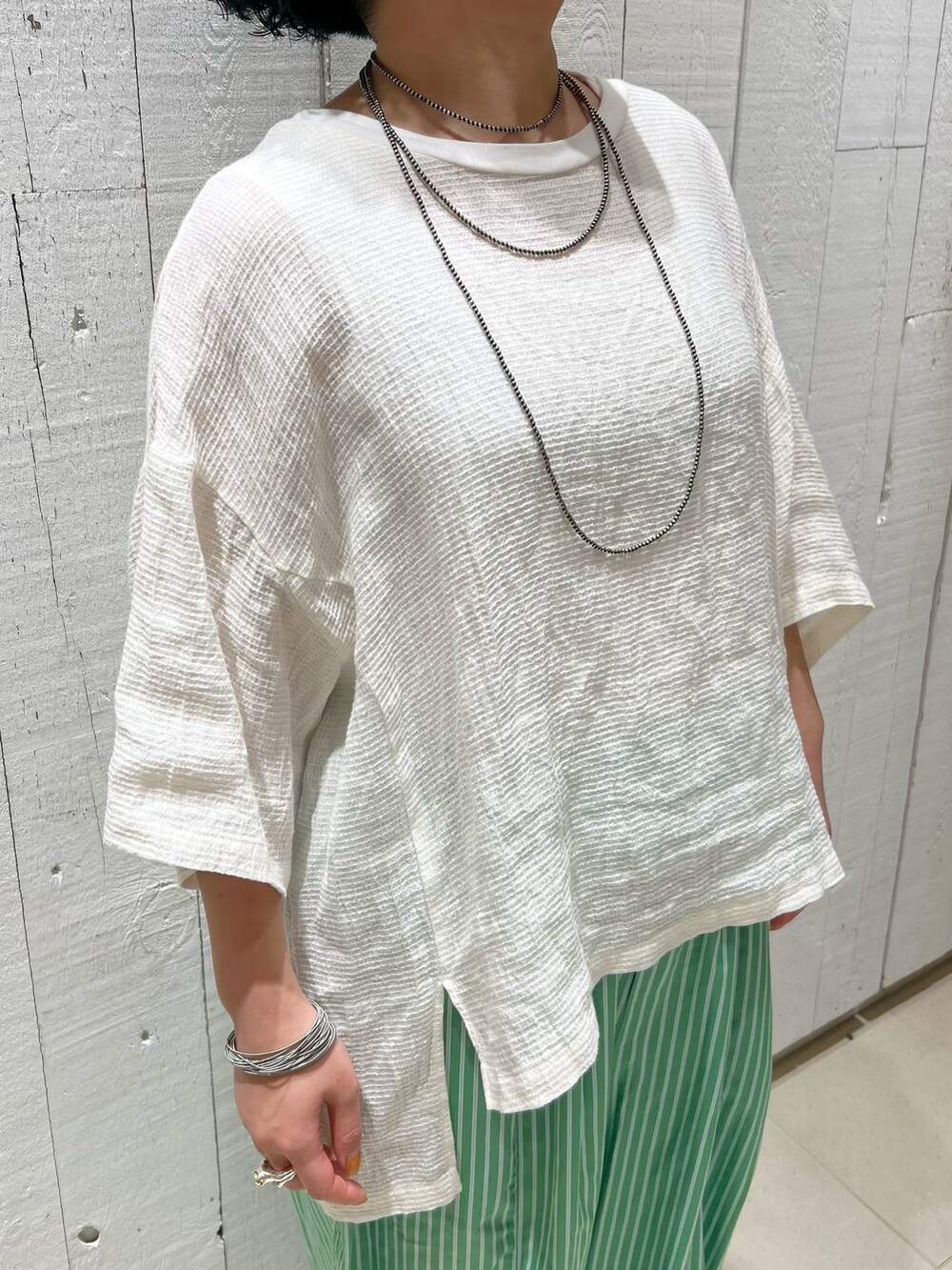グリーン系のその他パンツ、ホワイト系のシャツ/ブラウス、ホワイト系のTシャツ/カットソーを着用したレディースの夏コーディネートの5枚目の写真