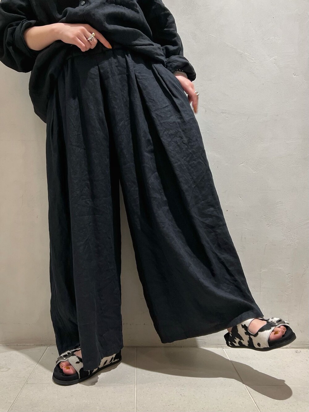 ブラック系のその他パンツ、ブラック系のシャツ/ブラウスを着用したレディースの春コーディネートの10枚目の写真
