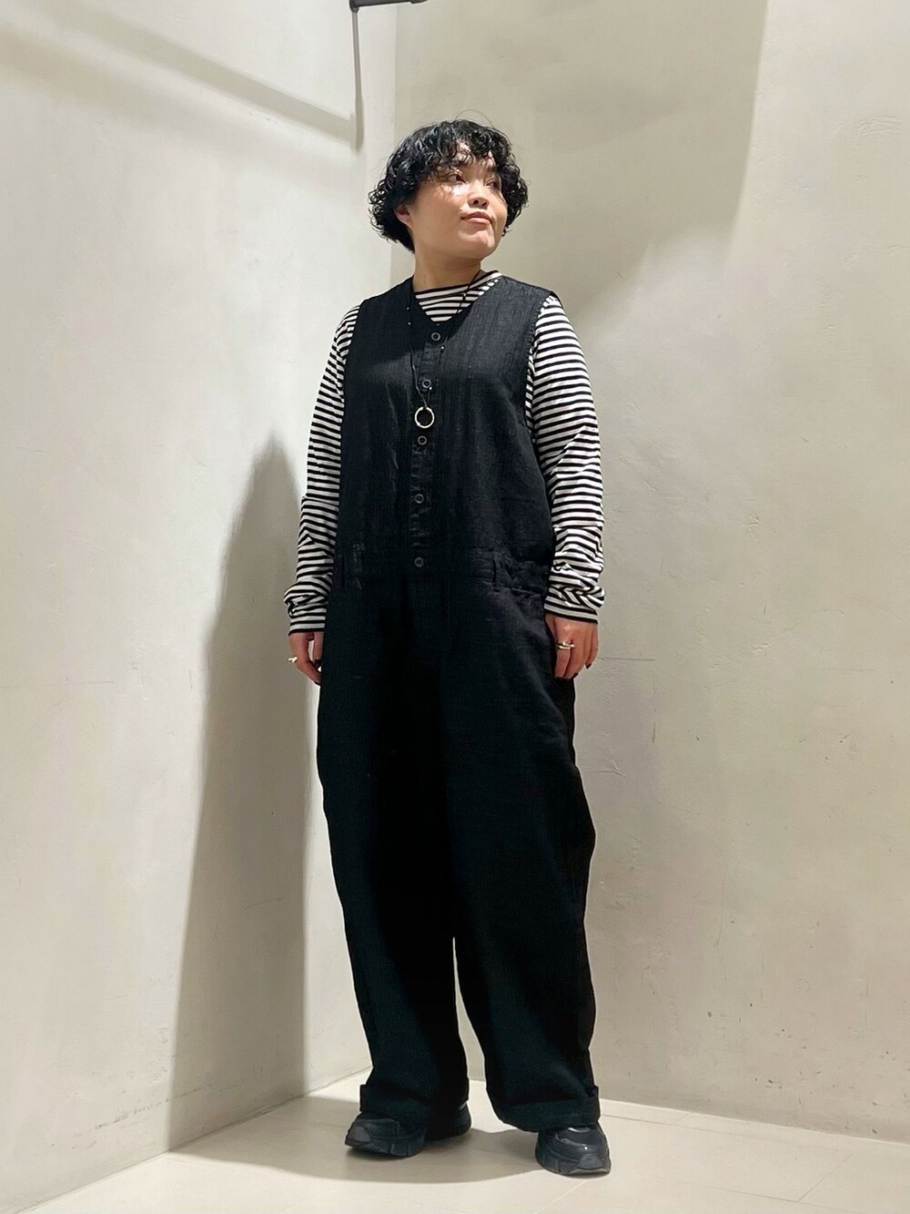 ブラック系のTシャツ/カットソー、ブラック系のつなぎ/オールインワンを着用したレディースの冬コーディネートの5枚目の写真