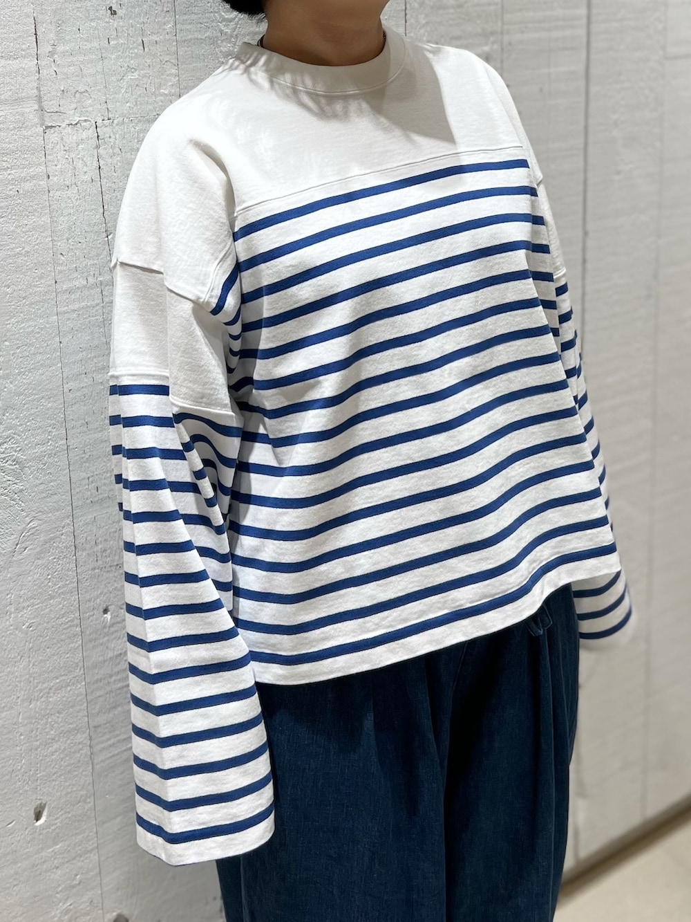 ブルー系のデニムパンツ、ブルー系のTシャツ/カットソーを着用したレディースの秋コーディネートの7枚目の写真