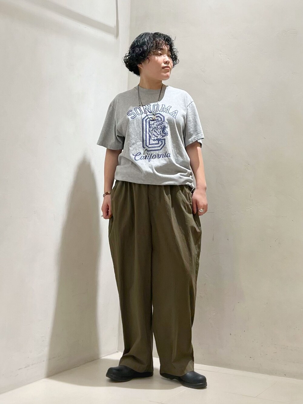 グリーン系のその他パンツ、グレー系のTシャツ/カットソーを着用したレディースの春コーディネートの6枚目の写真