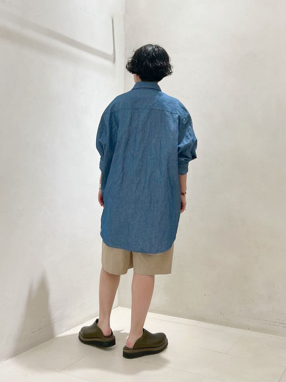 ブルー系のシャツ/ブラウスを着用したレディースの春コーディネートの6枚目の写真