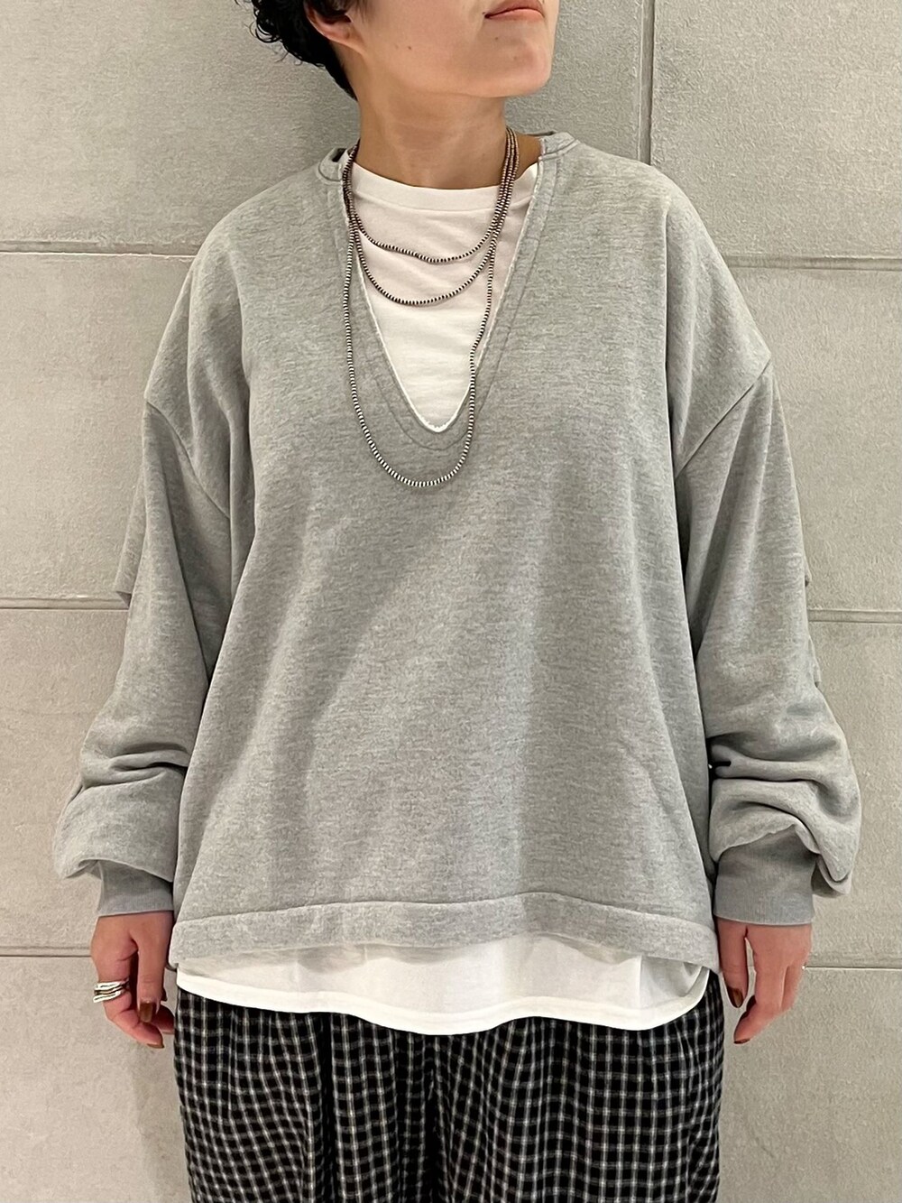ブラック系のその他パンツ、グレー系のスウェット、ホワイト系のTシャツ/カットソーを着用したレディースの秋コーディネートの6枚目の写真