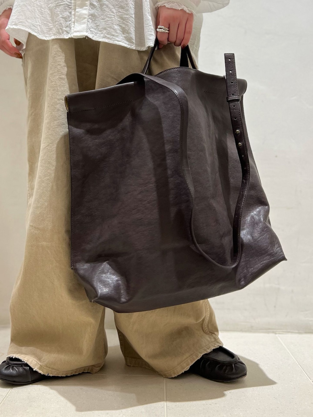 ベージュ系のその他パンツ、ホワイト系のシャツ/ブラウス、ホワイト系のタンクトップを着用したレディースの春コーディネートの7枚目の写真