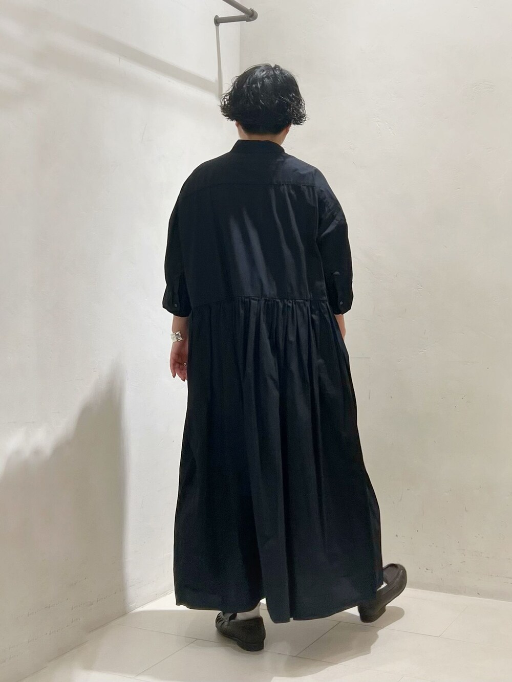 ホワイト系のソックス/靴下を着用したレディースの春コーディネートの3枚目の写真