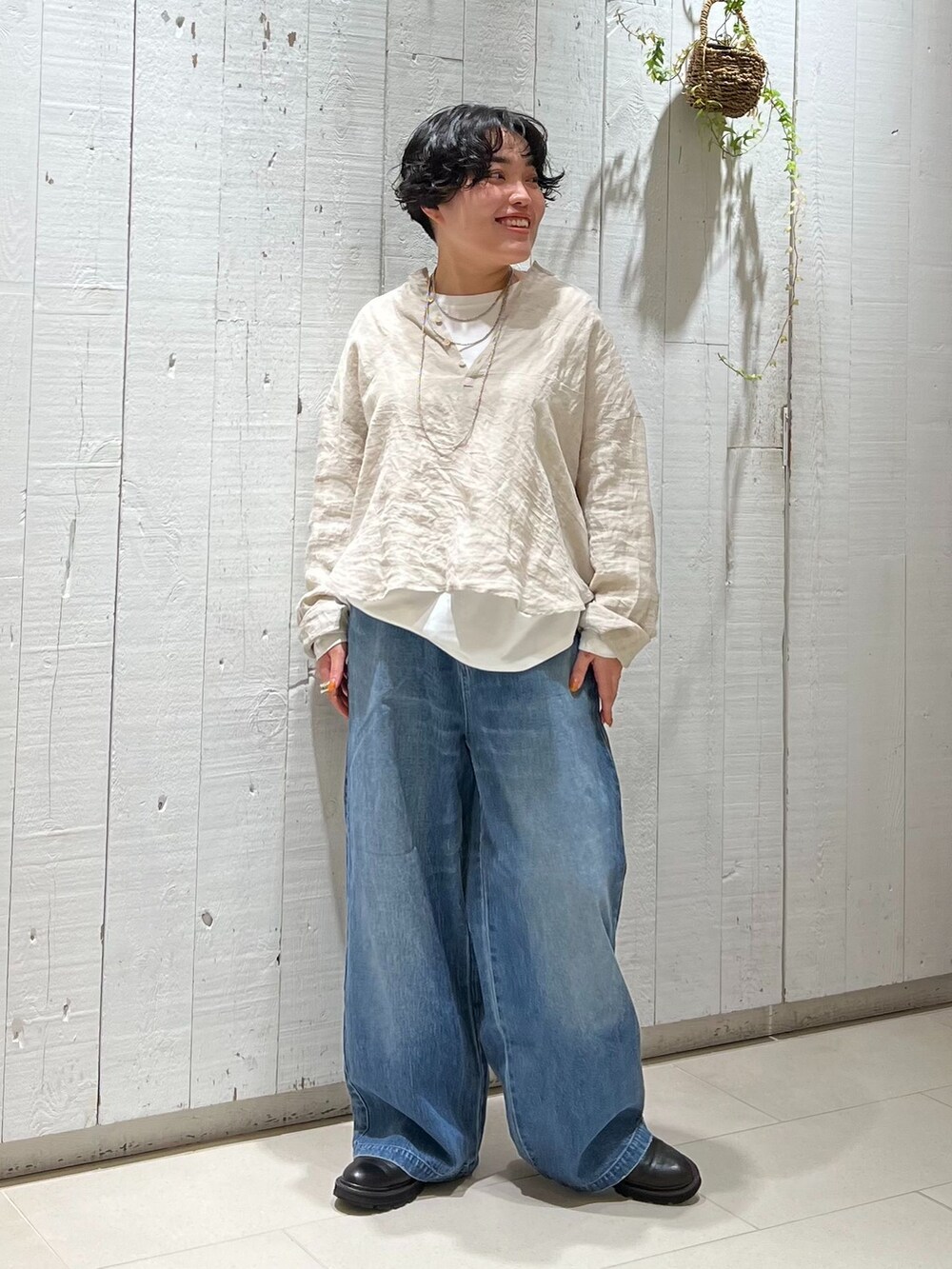 ブルー系のデニムパンツ、ホワイト系のシャツ/ブラウス、ホワイト系のTシャツ/カットソーを着用したレディースの夏コーディネートの2枚目の写真