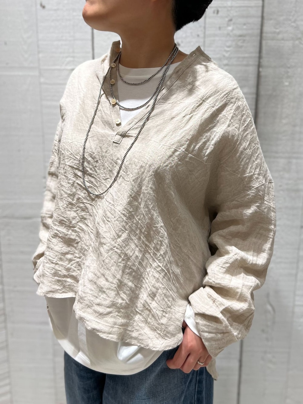 ブルー系のデニムパンツ、ホワイト系のシャツ/ブラウス、ホワイト系のTシャツ/カットソーを着用したレディースの夏コーディネートの6枚目の写真