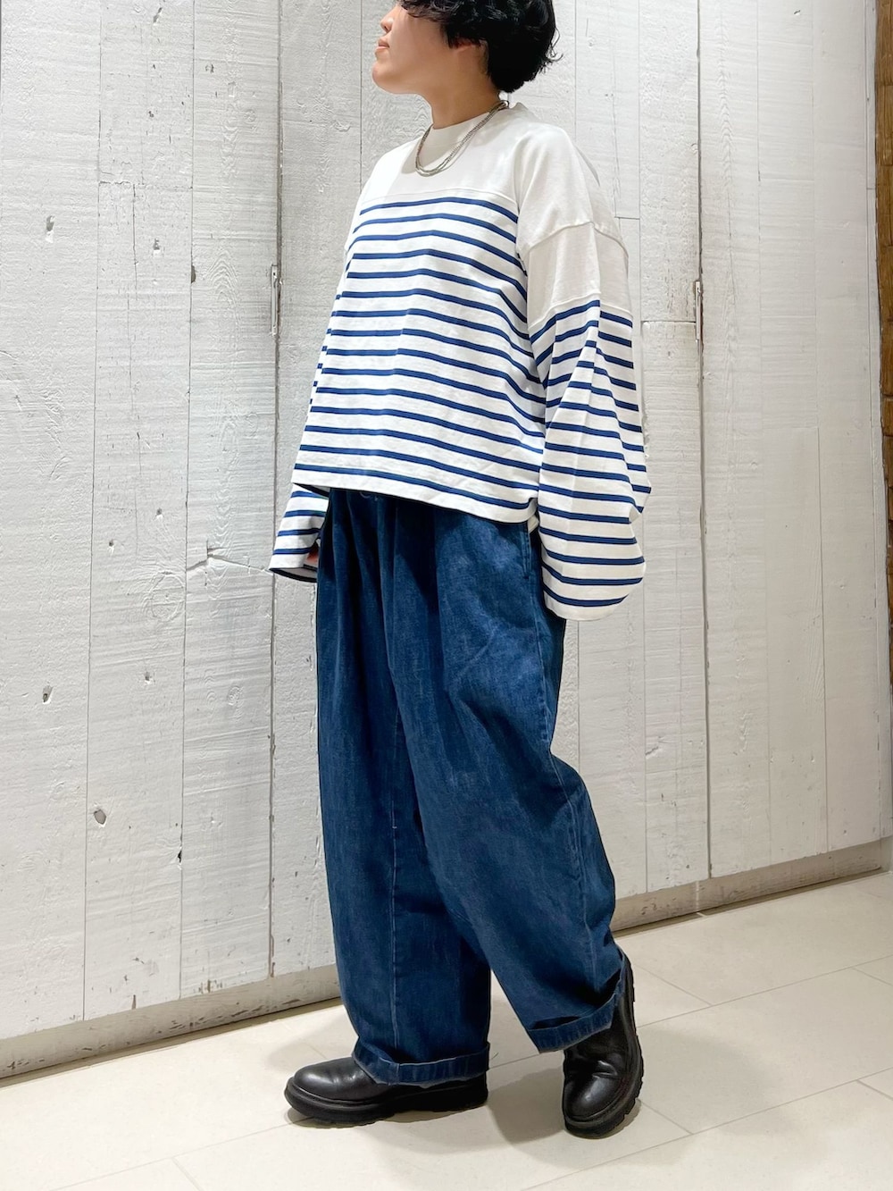 ブルー系のデニムパンツ、ブルー系のTシャツ/カットソーを着用したレディースの秋コーディネートの4枚目の写真