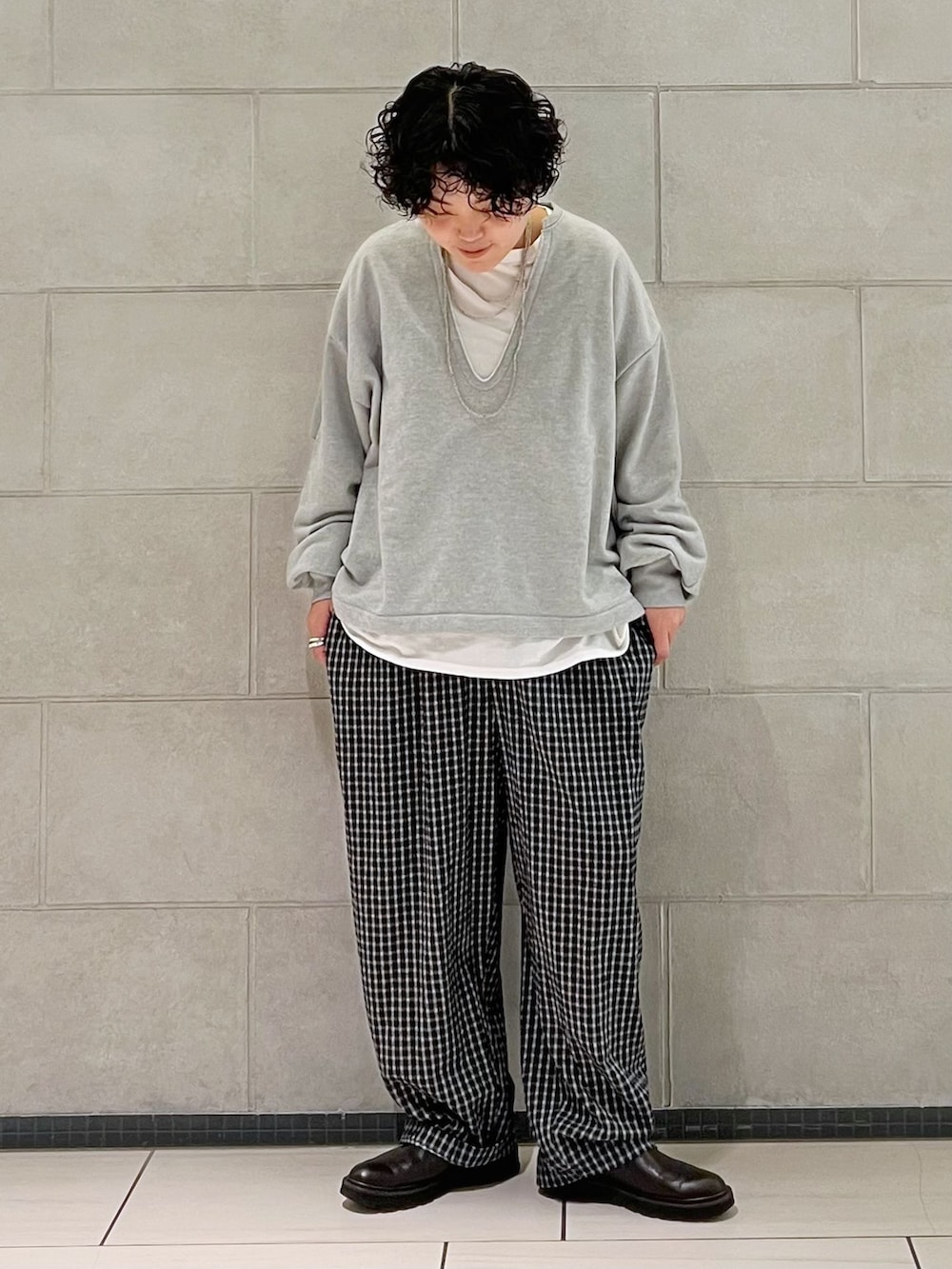 ブラック系のその他パンツ、グレー系のスウェット、ホワイト系のTシャツ/カットソーを着用したレディースの秋コーディネートの3枚目の写真
