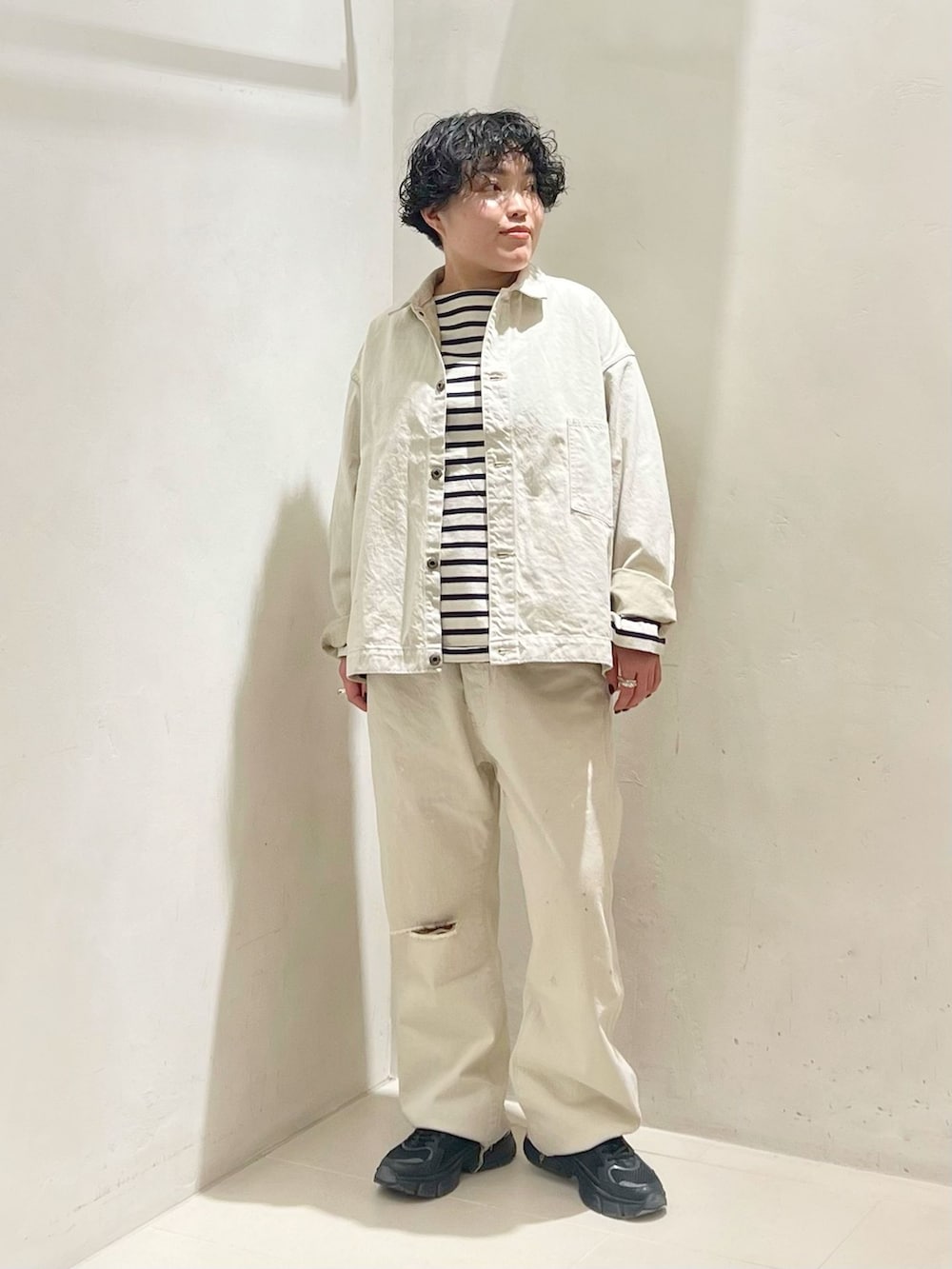 ブルー系のTシャツ/カットソーを着用したレディースの冬コーディネートの3枚目の写真
